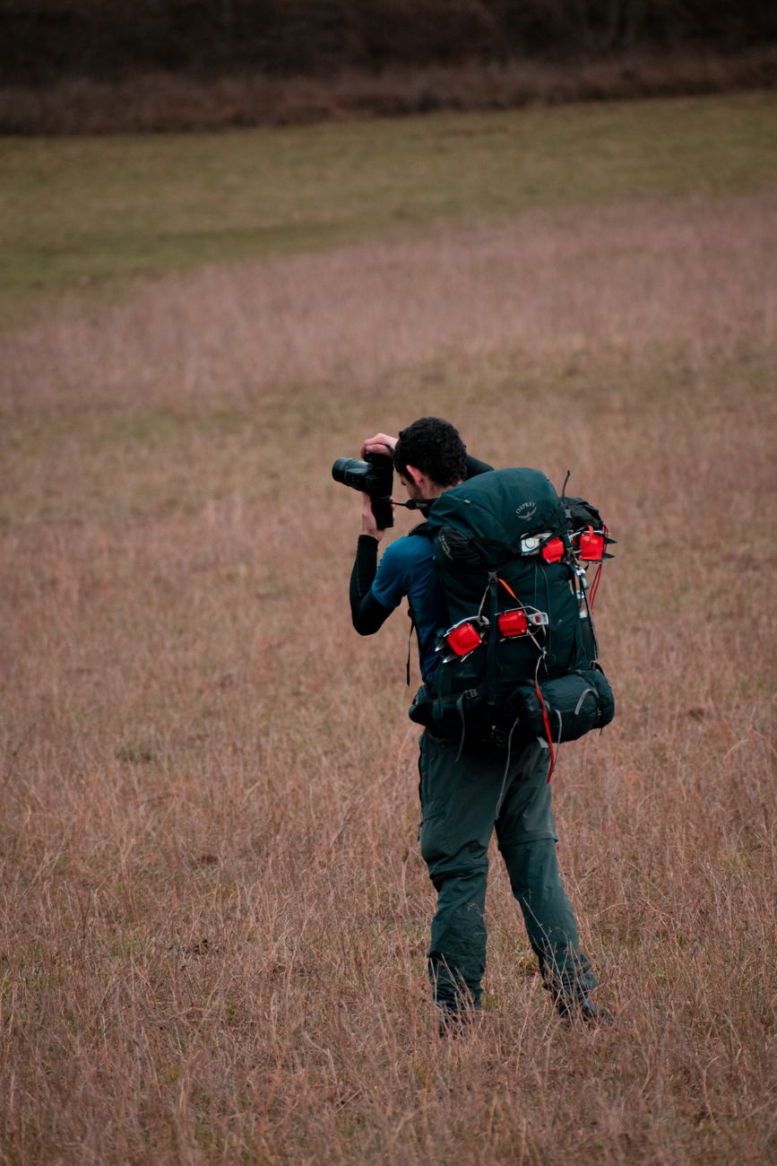 Fotógrafo observando a vastidão da natureza no interior do Brasil