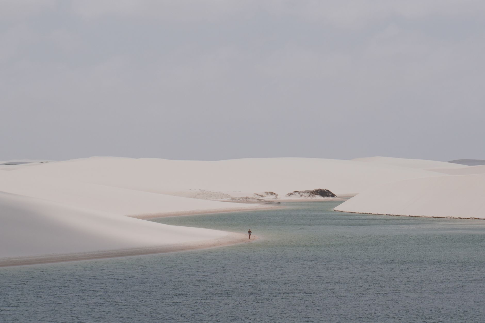 Dunas brancas e lagoas cristalinas dos Lençóis Maranhenses